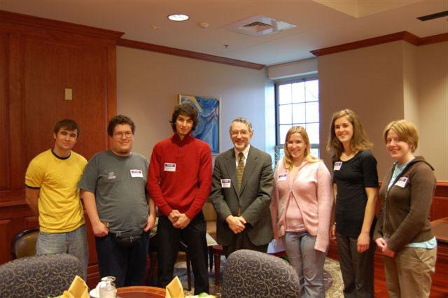 Honors students dine with Kenneth Yalowitz, former ambassador to the Republic of Belarus and to Georgia.